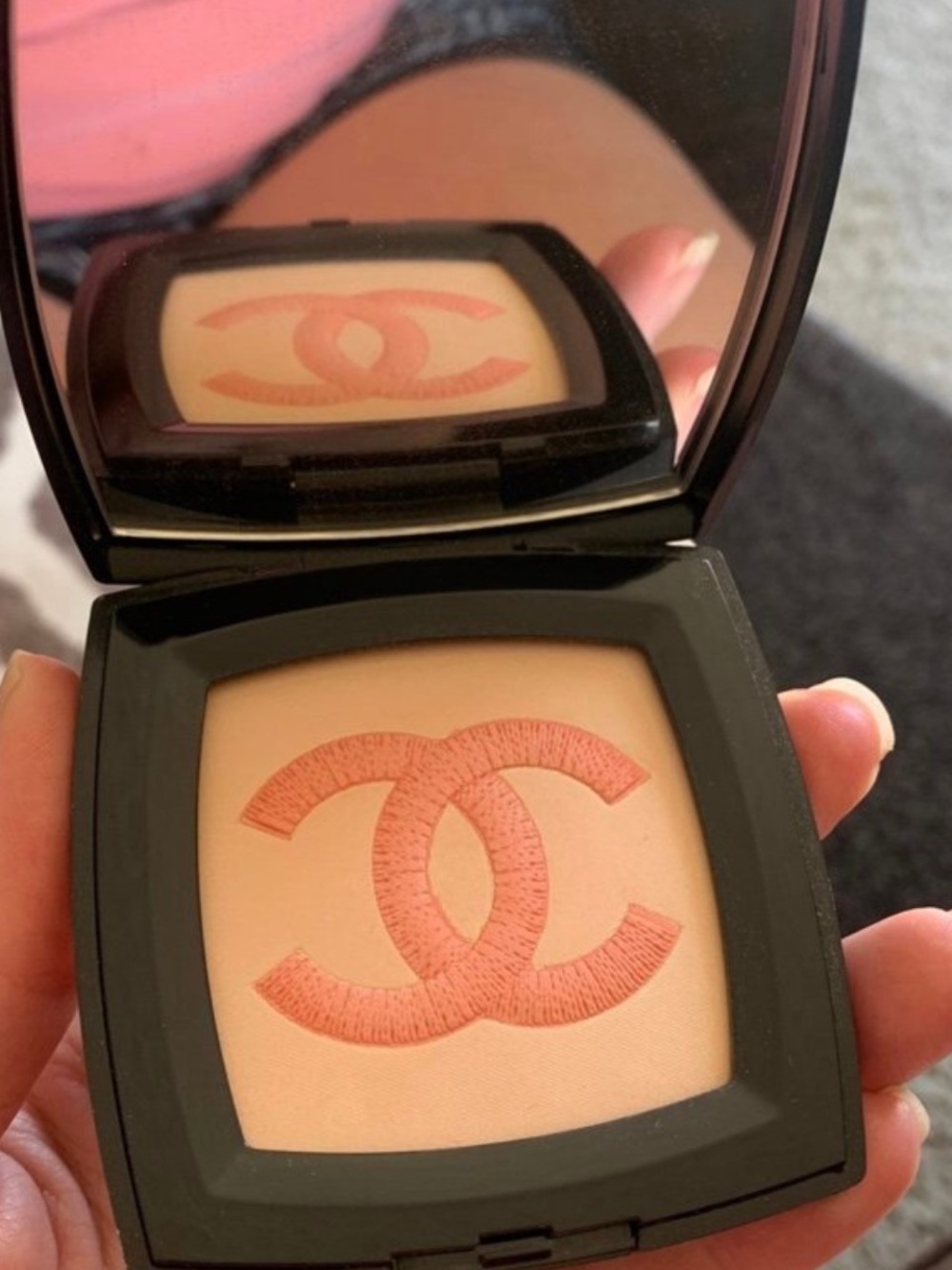 CHANEL Compact Powder with Peach-Pink Logo cc logo sold out!